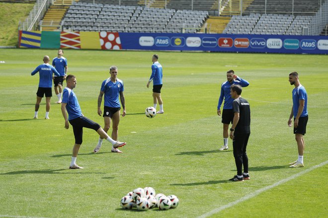 Josip Iličić, Benjamin Šeško, Žan Vipotnik, Adrian Zeljković med treningom v Wuppertalu. FOTO: Leon Vidic