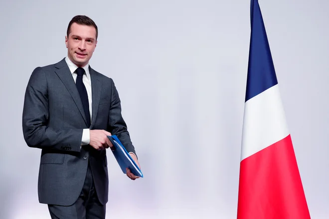 Vodja stranke in njen kandidat za premiera, 28-letni Jordan Bardella, je danes ob predstavitvi programa dejal, da so pripravljeni prevzeti oblast, potem ko je »sedem dolgih let macronizma oslabilo Francijo«. FOTO: Gonzalo Fuentes/Reuters