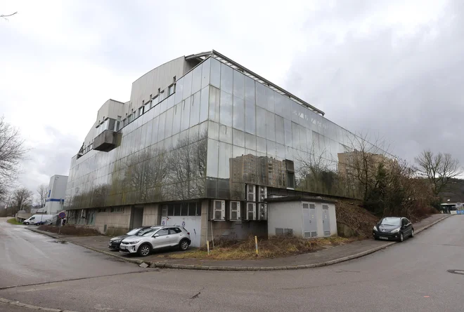 Vlada je za nakup pravosodne stavbe na Litijski cesti v Ljubljani konec decembra lani zagotovila 7,7 milijona evrov, od tega je ministrstvo za pravosodje iz splošne proračunske rezerve zagotovilo 6,5 milijona evrov. FOTO: Dejan Javornik