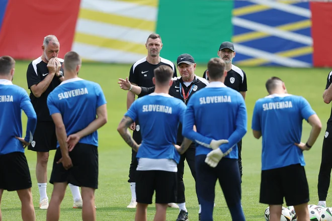 Matjaž Kek je na zadnjem treningu pred zadnjo tekmo v skupini C proti Angliji postrojil reprezentante in jim dalnavodila. FOTO: Leon Vidic/Delo