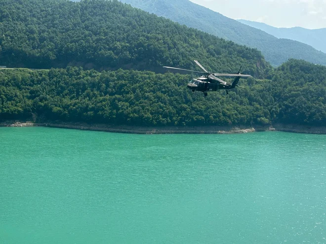 Akumulacijsko jezero Gazivode, ki leži na večinsko srbskem severu Kosova, je pomemben vir pitne vode tako za Prištino kot za Mitrovico in tudi zato en od predmetov kompleksnega spora med Beogradom in Prištino. FOTO: Novica Mihajlović/Delo