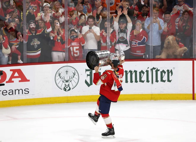 Kapetan Aleksander Barkov s Stanleyjevim pokalom. FOTO: Elsa Getty/AFP