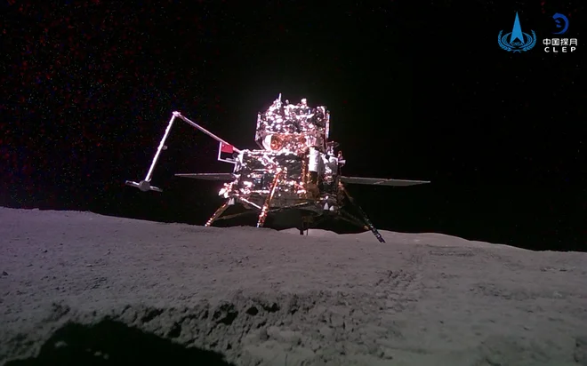 Takole je robotek, ki ga je sonda izpustila na površje, slikal svoje matično plovilo Chang'e 6 na povšrju Lune. FOTO: CNSA/AFP