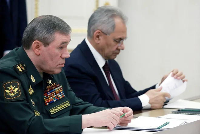 Sergej Šojgu in načelnik generalštaba ruske vojske Valerij Gerasimov. FOTO: Vyacheslav Prokofyev/Reuters