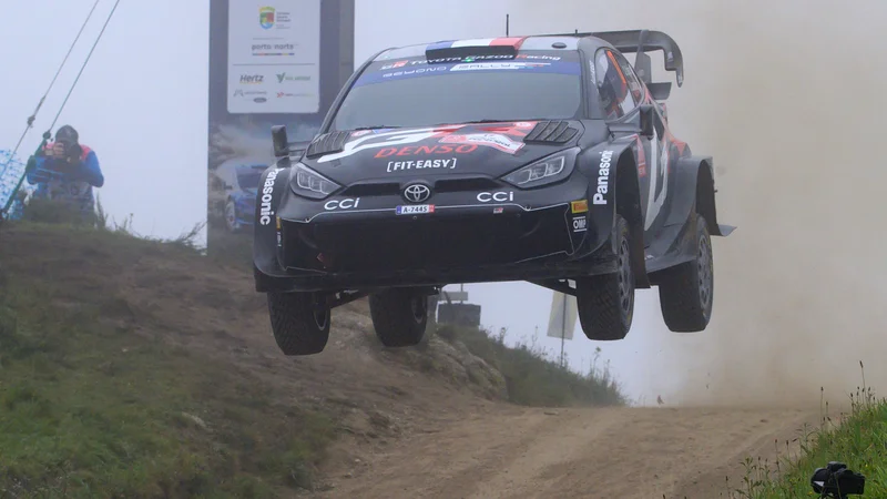 Sebastien Ogier je imel na Poljskem prometno nesrečo. FOTO: Miguel Riopa/AFP