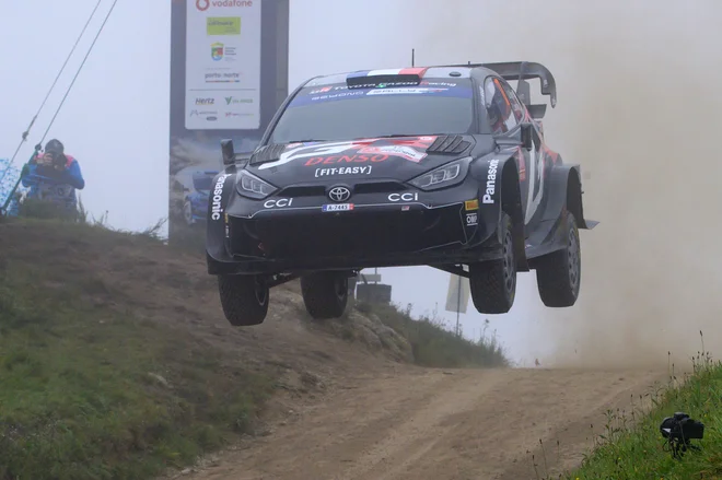 Sebastien Ogier je imel na Poljskem prometno nesrečo. FOTO: Miguel Riopa/AFP