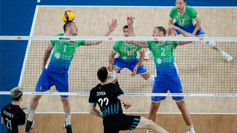 Alen Pajenk (številka 2) bo še enkrat več za nasprotnika imel argentinskega srednjega blokerja Nicolasa Zerbo. FOTO: Volleyballworld