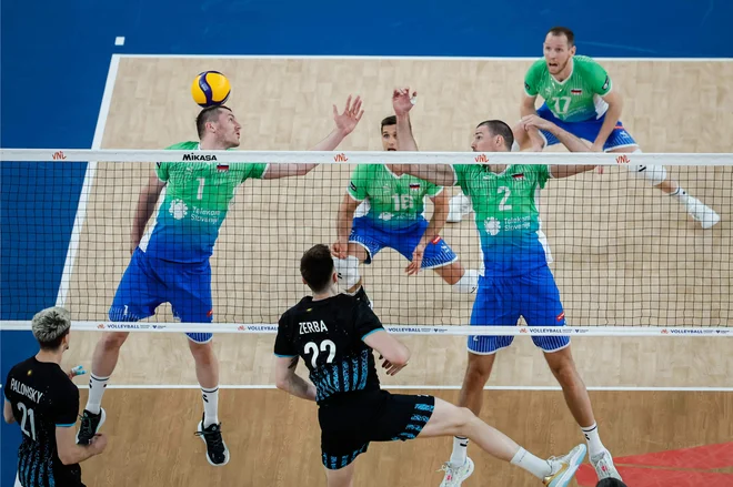 Alen Pajenk (številka 2) bo še enkrat več za nasprotnika imel argentinskega srednjega blokerja Nicolasa Zerbo. FOTO: Volleyballworld