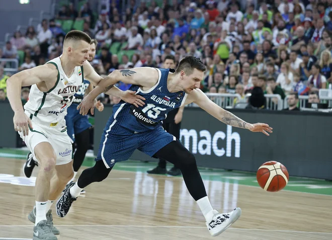 Gledalci so spremljali bojevito igro Slovenije. FOTO: Jože Suhadolnik