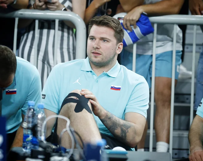 Luka Dončić je ob parketu pospremil zmago, v končnici je bil tudi on na trnih. FOTO: Jože Suhadolnik
