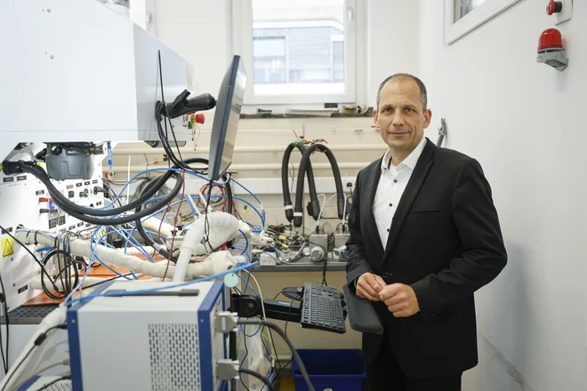 Tomaž Katrašnik je raziskovalec na področju mezo- in makroskopskega modeliranja baterij in gorivnih celic, električnih, hibridnih in konvencionalnih pogonskih sistemov vozil ter motorjev z notranjim zgorevanjem, alternativnih goriv, naprednih procesov zgorevanja, izpustov onesnažil in soproizvodnje toplote in elektrike. FOTO: Jože Suhadolnik