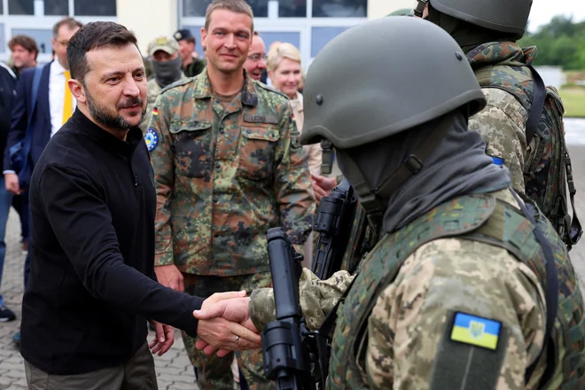 Ukrajinski predsednik Volodimir Zelenski med obiskom vojakov na vojaškem poligonu 11. junija letos. FOTO: Jens Buttner via Reuters