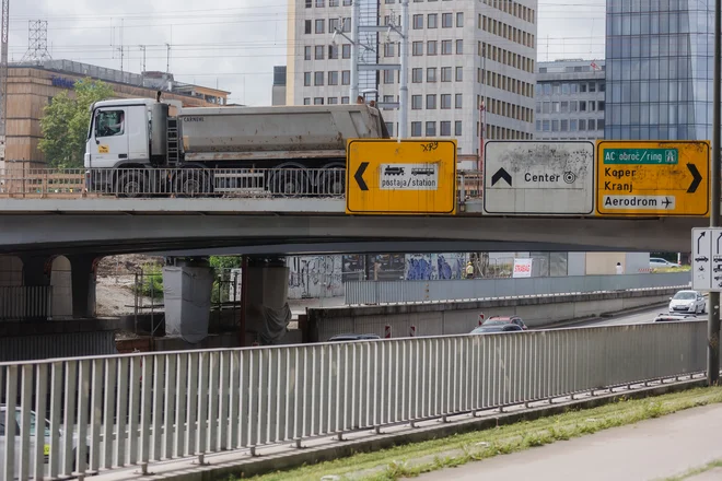 Zaradi rušenja severnega dela nadvoza čez Dunajsko cesto bo od danes opolnoči do ponedeljka zjutraj veljala popolna zapora prometa. FOTO: Črt Piksi/Delo