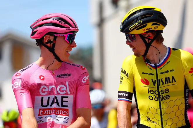 Jan Tratnik (desno) med klepetom s Tadejem Pogačarjem na letošnjem Giru. FOTO: Luca Bettini/AFP