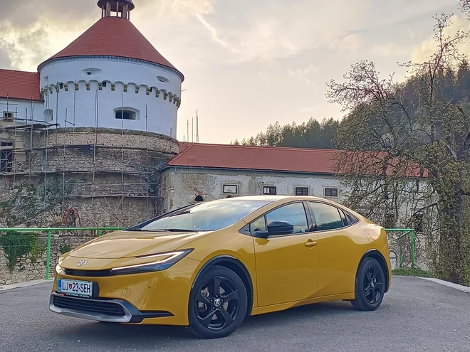 Toyotin hibridni pionir prius se v zadnji generaciji oblikovno predstavlja kot privlačen štirivratni kupe. FOTO: Boštjan Okorn