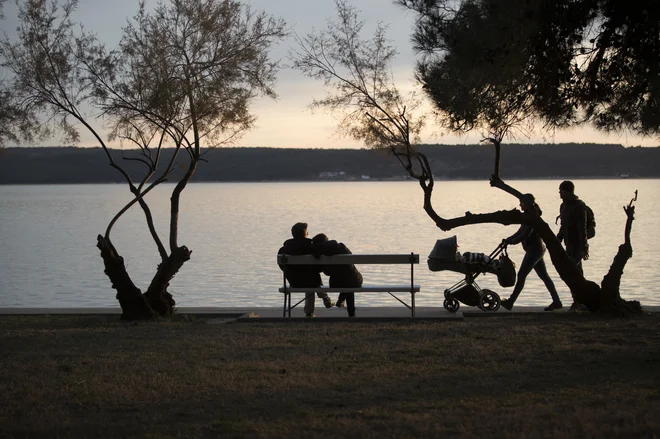 Motiv z obale ob sončnem zahodu v Portorožu. FOTO: Jure Eržen/Delo