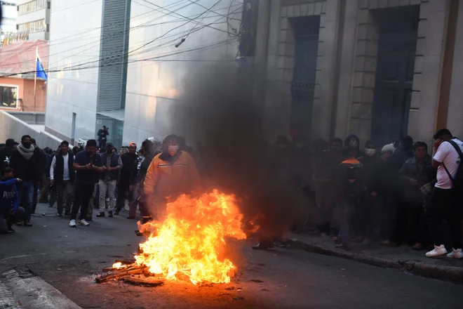 Protestniki v boju s pripadniki bolivijske vojske. FOTO: Claudia Morales/Reuters