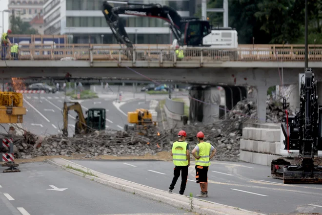 Zaradi rušenja severnega dela nadvoza so morali v celoti zapreti glavno vpadnico v mesto. Južni del pa je že zgrajen, saj po njem poteka železniški promet. FOTO: Blaž Samec/Delo