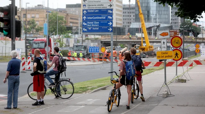 Pešci in kolesarji morajo namesto ob Dunajski voziti po Vilharjevi cesti, skozi podhod pod železniškimi tiri in po Trgu OF. FOTO: Blaž Samec/Delo