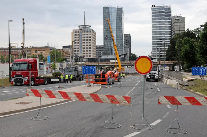 Po končanih delih na severni strani nadvoza bodo do konca leta veljale delne zapore prometa. FOTO: Blaž Samec/Delo