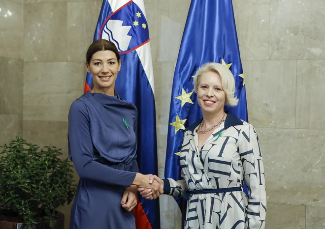 Nekdanja ministrica za pravosodje Dominika Švarc Pipan na nedavnem obisku pri Urški Klakočar Zupančič ni imela nič proti sodelovanju, pri katerem bi pomagala predsednici državnega zbora s svojim strokovnim znanjem. FOTO: Jože Suhadolnik