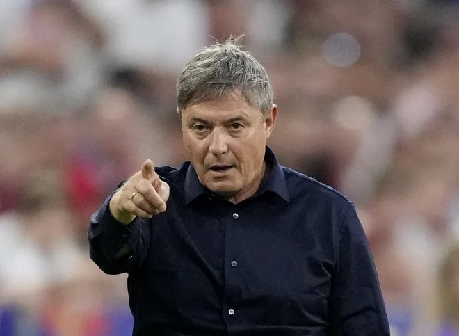 Po neuspehu v Nemčiji je Dragan Stojković hitro videl, da padajo tudi legende. FOTO: Fiona Noever/Reuters