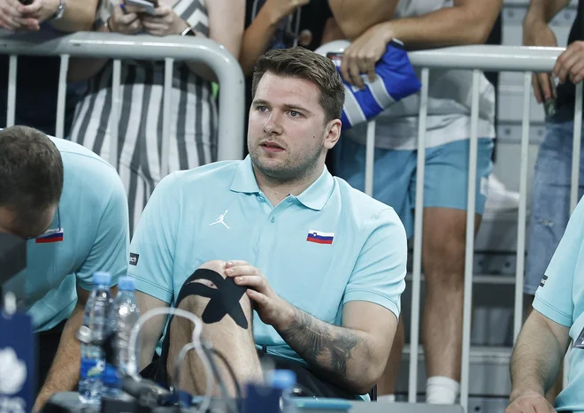 Luka Dončić je torkovo tekmo z Litvo pospremil s klopi, danes bo nared za igro. FOTO: Jože Suhadolnik