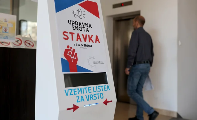 Zaposleni na 34 od skupno 58 upravnih enot so 15. maja začeli neprekinjeno stavko, s katero zahtevajo dvig plač za sedem plačnih razredov, izenačitev nazivov zaposlenih na enotah z nazivi na ministrstvih, uvedbo dodatka za gotovinsko poslovanje in povečanje kadrovskega načrta na določenih enotah. FOTO: Blaz Samec/Delo