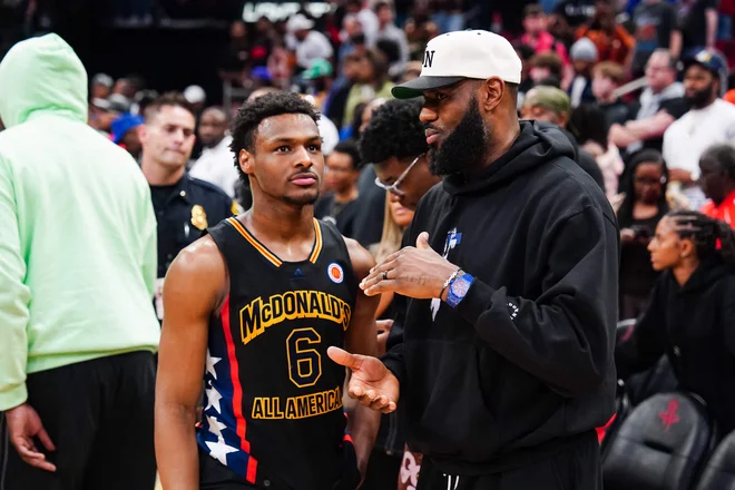 LeBron James in Bronny James bosta prvi oče in sin, ki bosta igrala sočasno v ligi NBA. FOTO: Alex Bierens De Haan/AFP