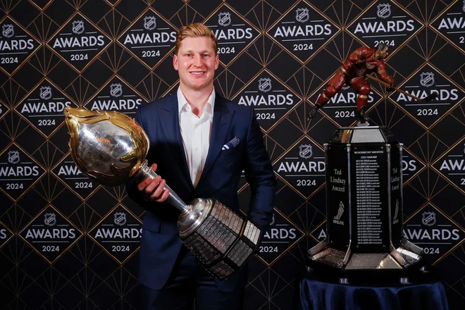 Nathan MacKinnon je prejemnik pokala Hart in nagrade Teda Lindsaya. FOTO: Bruce Bennett/AFP