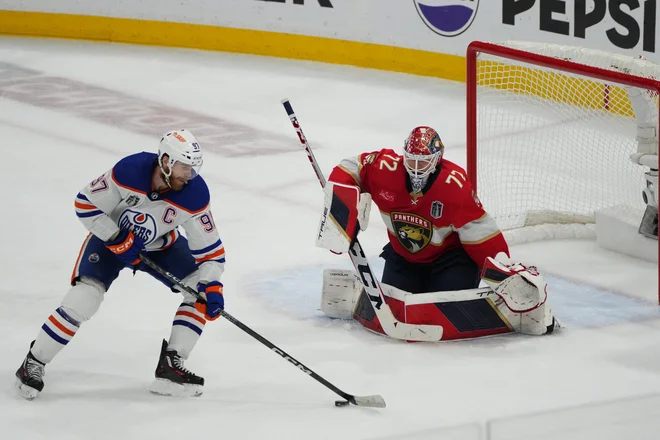 Connor McDavid je z Edmontonom izgubil v finalu proti Floridi. FOTO: Jim Rassol/Reuters