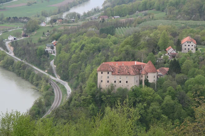 Na množičnem zborovanju nekdanjih izgnancev v Brestanici (na gradu Rajhenburg) 4. julija 1971 je bila sprejeta listina o razglasitvi 7. junija kot spominskega dneva slovenskih izgnancev. FOTO: Janoš Zore
