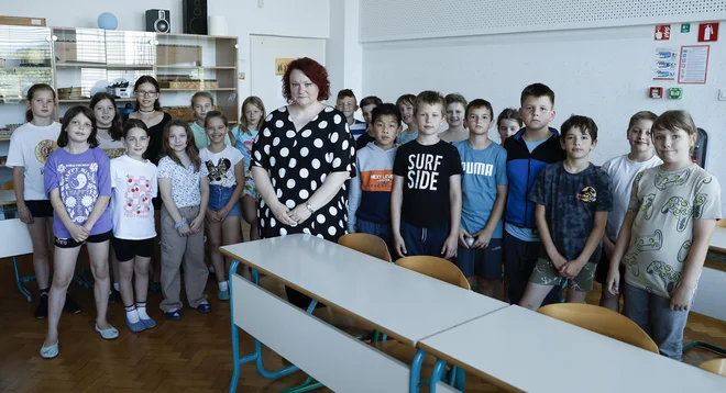 Poučuje že 23 let in ugotavlja, da se otroci niso spremenili, da še vedno radi pojejo in glasbeno ustvarjajo, če le učitelji uberejo prave pristope. FOTO: Jože Suhadolnik/Delo