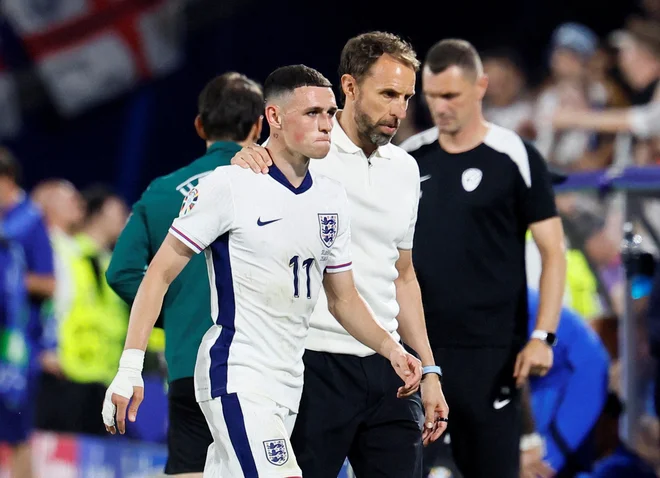 Če je bil razlog za slabše predstave pričakovanje otroka, bo Phil Foden (levo) v proti Slovakom lahko sproščen in nabrušen. FOTO: Wolfgang Rattay/Reuters