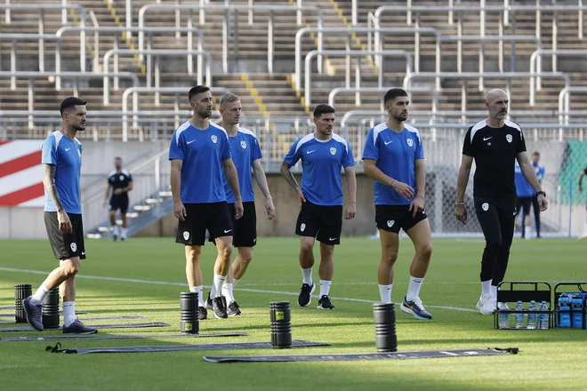 Luka Brkljača (desno) je odgovoren za telesno pripravo slovenskih reprezentantov, to vedo tudi Petar Stojanović, Andraž Šporar, Žan Karničnik, Erik Janža, ki bo izpustil tekmo v Frankfurtu, in Adam Gnezda Čerin. FOTO: Leon Vidic