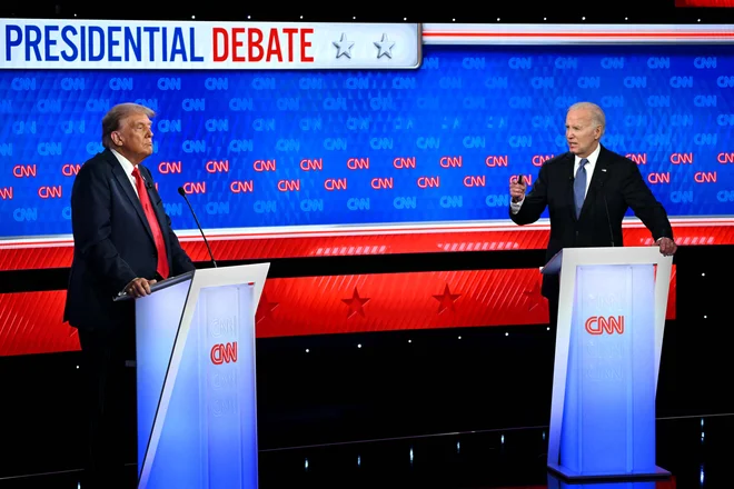 Nekdanji republikanski predsednik Donald Trump in sedanji demokratski Joe Biden med televizijskim soočenjem na sedežu CNN v Atlanti FOTO: Andrew Caballero-Reynolds/AFP