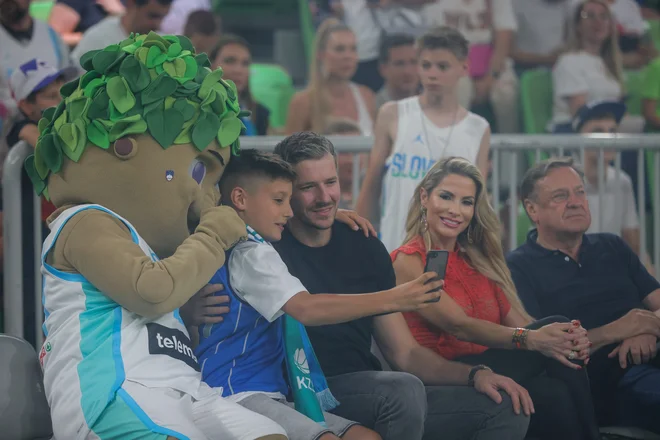 Tekmo je spremljal tudi zlati kapetan Goran Dragić. Foto Črt Piksi
