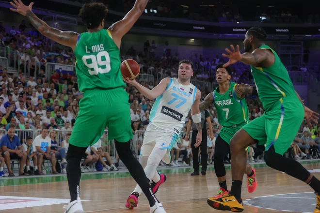 Luka Dončić ni hranil moči, bil je motor slovenske igre, gledalce je na noge dvigoval tudi z atraktivnimi podajami soigralcem. Foto Črt Piksi