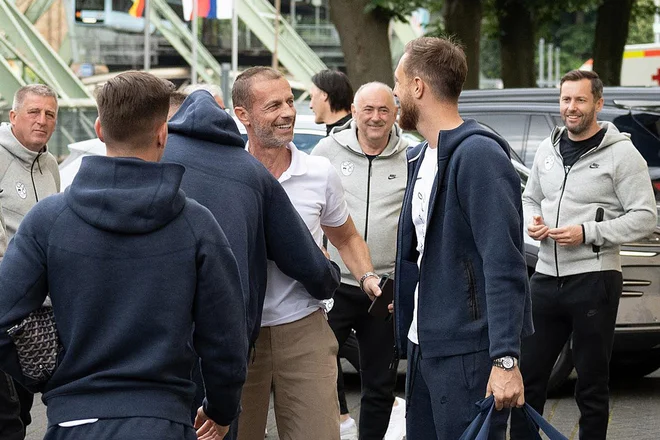 Aleksander Čeferin je obiskal slovenske nogometaše na treningu v Wuppertal. FOTO: Leon Vidic