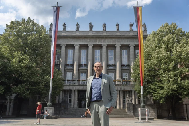 Uwe Schneidewind je župan mesta Wuppertal, pred mestno hišo pa je zdaj tudi slovenska zastava. FOTO: Leon Vidic/Delo
