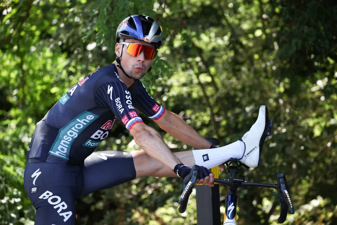 Primož Roglič se že ogreva pred začetkom 111. Toura. FOTO: Anne-Christine Poujoulat/AFP