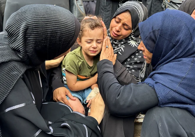 Izraelska vojska je v Gazi od 7. oktobra lani po zadnjih podatkih tamkajšnjih oblasti ubila 37.834 ljudi. FOTO: Doaa Rouqa/Reuters
