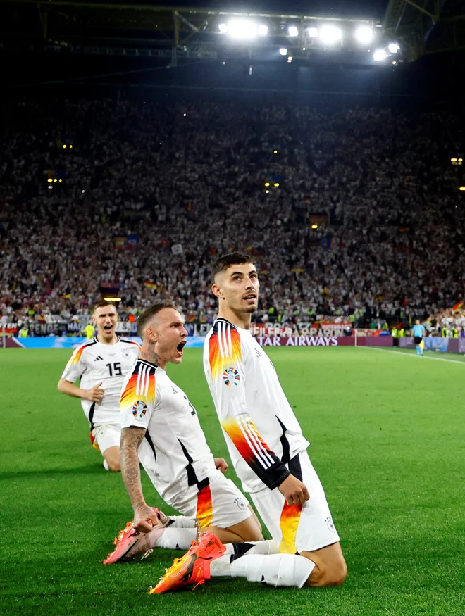 Kai Havertz je s soigralci v vrsti proslavil svoj zadetek. FOTO: Wolfgang Rattay/Reuters