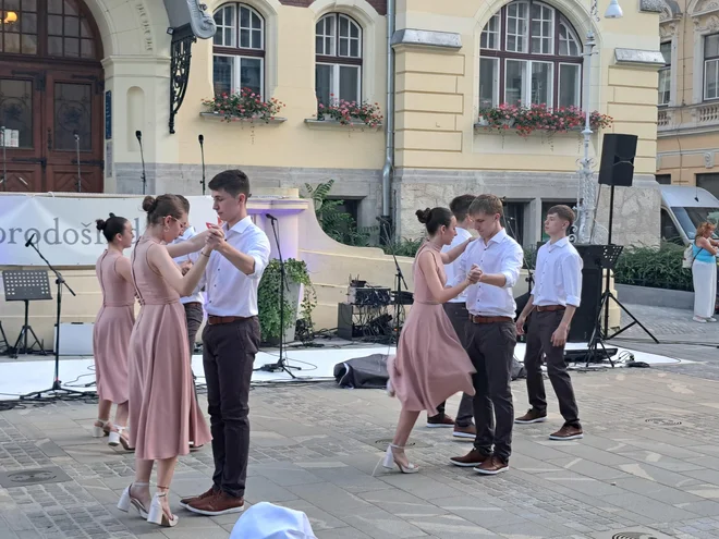 Najmlajši nastopajoči so prišli iz Argentine in navdušili z recitacijami in plesom. FOTO: Špela Kuralt/Delo
