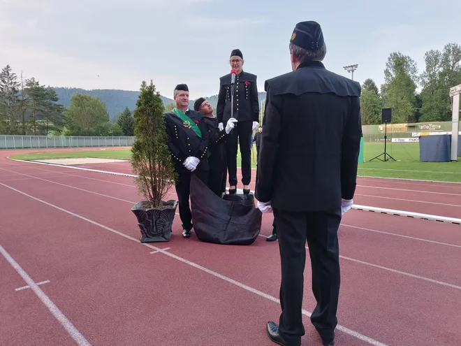 Letošnja častna skakalka je bila ministrica za pravosodje Andreja Katič. FOTO: bralka
