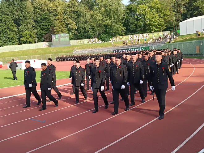 Rudarji na stadion prikorakajo skozi mesto. FOTO: bralka