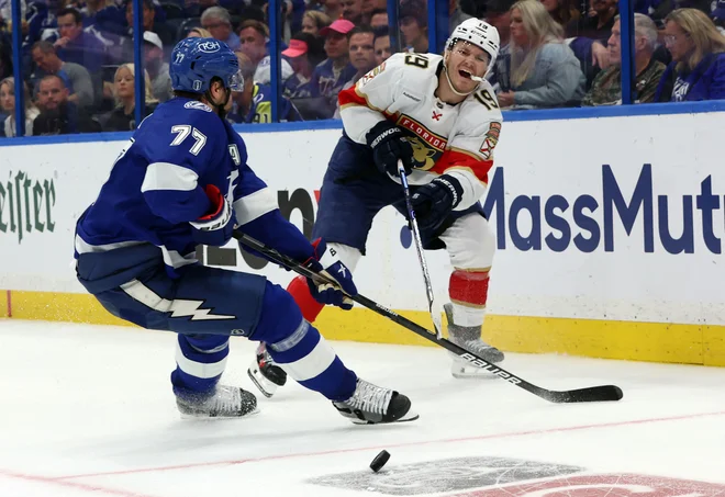 Hokejisti Tampe igrajo v modrih dresih. FOTO: Kim Klement Neitzel/Reuters