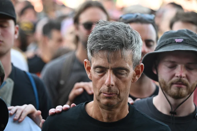 V kolektivni meditaciji so gledalci prosili za mir in ljubezen v svetu. FOTO: Dylan Martinez/Reuters