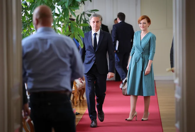 Na vladi očitno računajo, da bi proračunska seja lahko trajala več ur in so zato prestavili vrh o volilni zakonodaji. Uradni razlog torej ni odhod Roberta Goloba na nogometno tekmo. FOTO: Matej Družnik