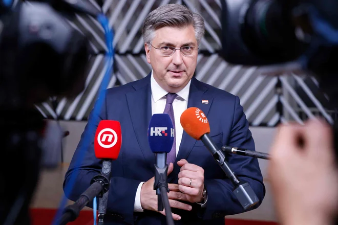 Andrej Plenković je dejal, da ta resolucija »pošilja premišljeno, zavestno politiko delitve znotraj Črne gore«. FOTO: Ludovic Marin/AFP

 